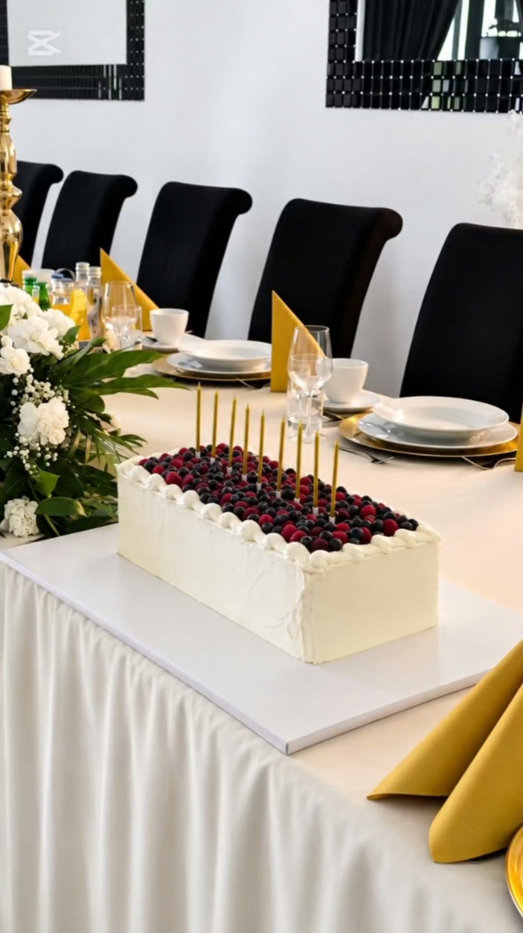 Malinowy tort long cake: piękno dekoracji i smak białej czekolady!